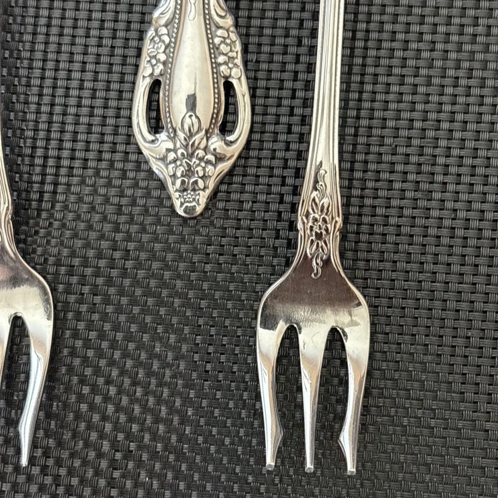 Oneida Distinction Deluxe Chateau Stainless Teaspoons Seafood Forks Lot 7